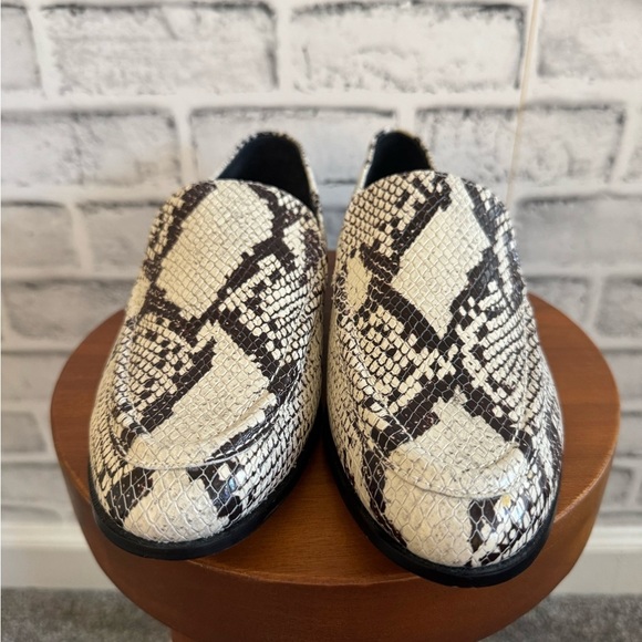 NWOT Vince Camuto Jeydeya snakeskin round toe loafer slip on shoes 6.5 - Picture 2 of 6